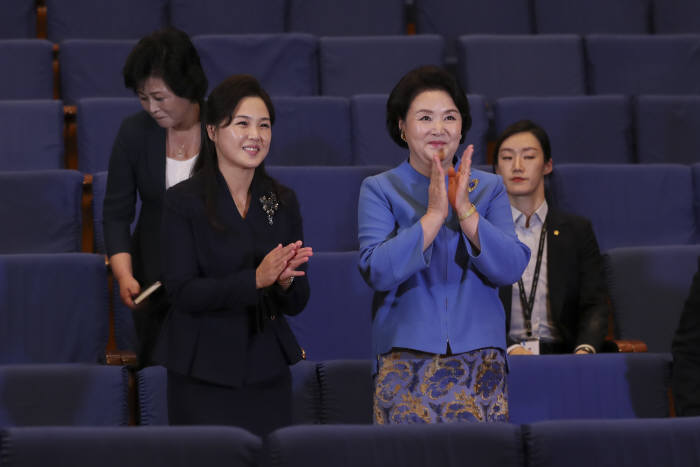 문재인 대통령 부인 김정숙 여사와 김정은 국무위원장 부인 리설주 여사가 18일 오후 김원균명칭 음악종합대학을 방문해 오케스트라 공연을 관람하고 있다. 평양사진공동취재단