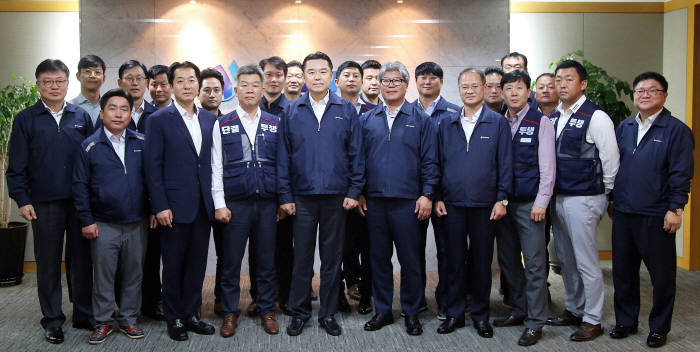 하이트진로 노사는 19일 2018년 임금 및 단체협상 조인식을 체결했다. 조인식에는 김인규 하이트진로 사장(왼쪽 다섯 번째)과 안상진 진로 노조위원장(왼쪽 여섯 번째), 조기완 하이트맥주 노조위원장(왼쪽 네 번째)을 포함한 교섭위원들이 참여했다.