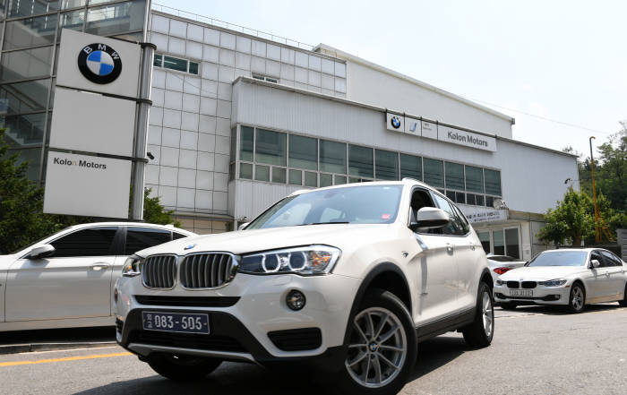 리콜을 받기 우해 BMW 서비스센터를 찾은 차량.