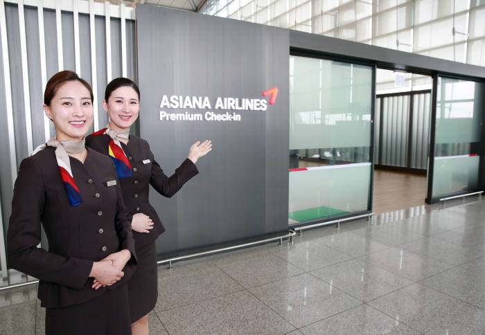 아시아나항공 직원들이 10월 1일부로 인천공항 제 1터미널 동편으로 이전, 운영하는 아시아나항공 카운터·라운지를 안내하고 있다. (제공=아시아나항공)