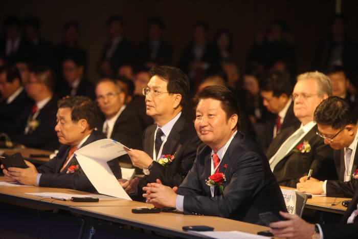 지난해 열린 대구국제미래자동차엑스포 전문가포럼. 권영진 대구시장(오른쪽)과 권문식 현대자동차 부회장이 강연을 듣고 있다.