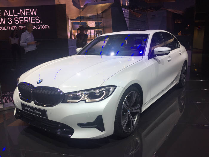 BMW 부스에 전시된 3시리즈의 풀체인지(완전변경) 모델 뉴 3시리즈(7세대).