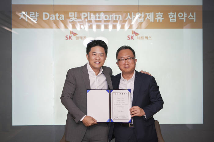 허일규 SK텔레콤 IoT/Data 사업부장(왼쪽)과 최태웅 SK네트웍스 Mobility부문장이 IoT 전용망과 커넥티드카 플랫폼을 활용한 신규 렌터카 관리 서비스 개발 협약을 체결했다.