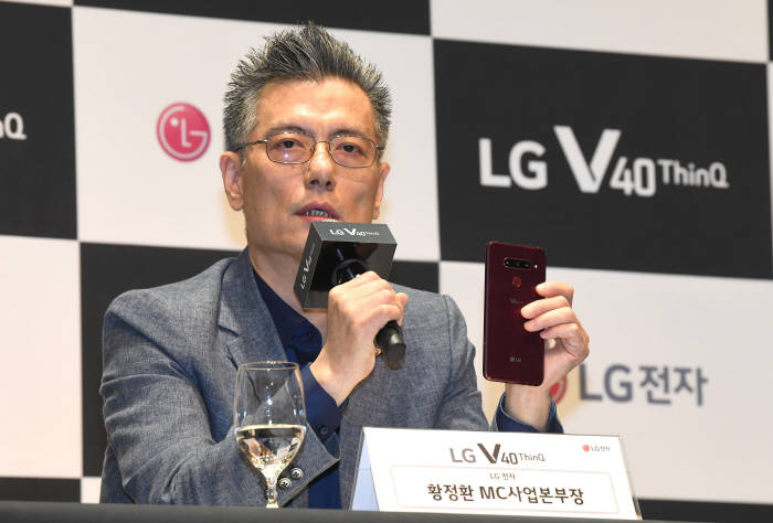 황정환 LG전자 부사장, 'V40 얇고 카메라, 오디오 성능 좋다'