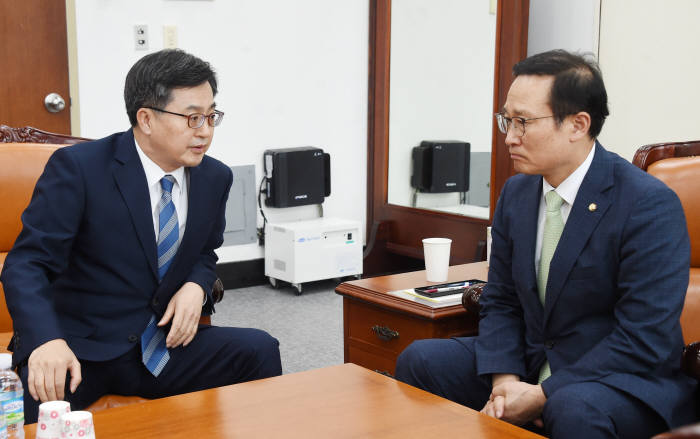 김동연 경제부총리 겸 기획재정부 장관(왼쪽)이 홍영표 더불어민주당 원내대표와 대화를 나누고 있다.