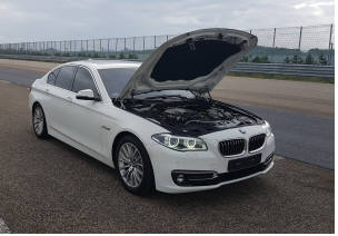 KATRI 고속주회로에서 실차 시험을 진행 중인 BMW 520d 차량 (제공=한국교통안전공단)