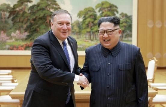 지난 5월 9일 마이크 폼페이오 미 국무장관이 평양에서 김정은 북한 국무위원장과 만나 악수를 나누고 있다.<사진=조선중앙통신>