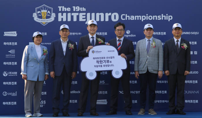 7일 제 19회 하이트진로 챔피언십 대회에서 하이트진로 김인규 대표(왼쪽 3번째)와 우리마포시니어클럽 대표 최철호 관장(오른쪽 3번째) 등이 참석해 어르신들의 이동 편의성 향상을 위한 차량 지원 기증서를 전달하고 기념 촬영을 하고 있다.