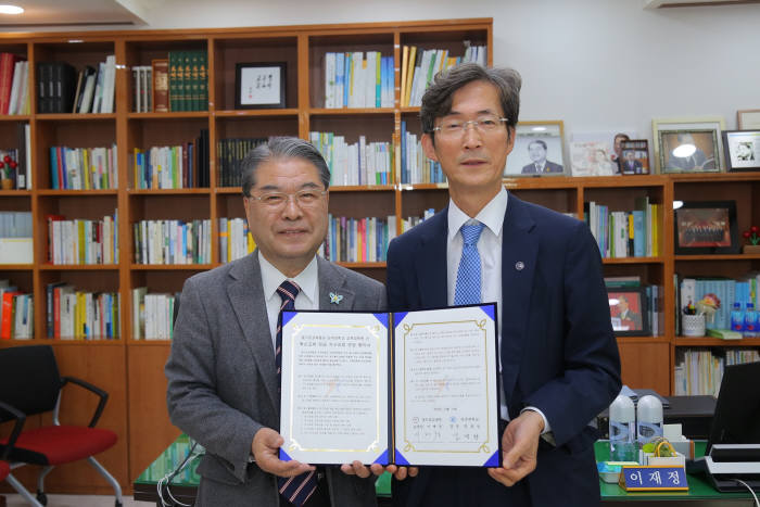 김병량 단국대 교학부총장(오른쪽)과 이재정 경기도교육감.