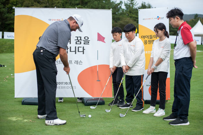 지난해 열린 CJ도너스캠프와 함께하는 브릿지키즈 행사에서 그레엄 맥도웰 선수가 참가학생들을 지도했다.