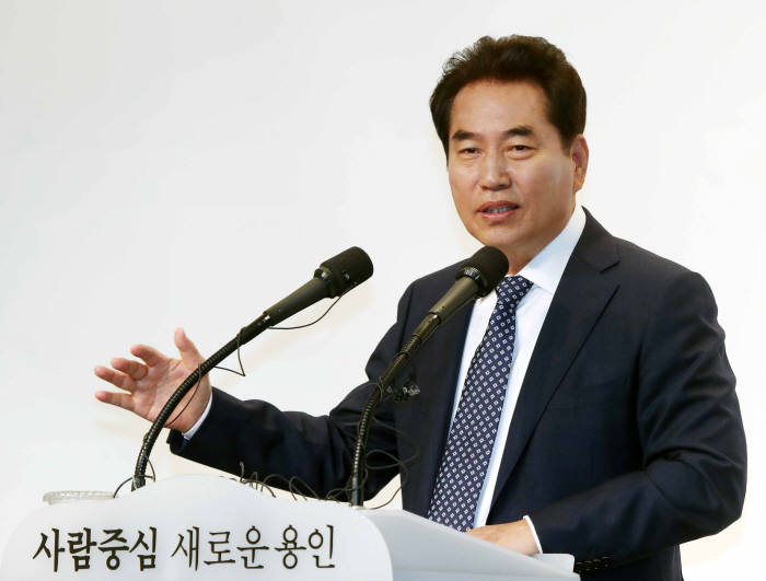 백군기 용인시장이 취임 100일 간담회에서 민선7기 시정운영 방향을 설명하고 있다.