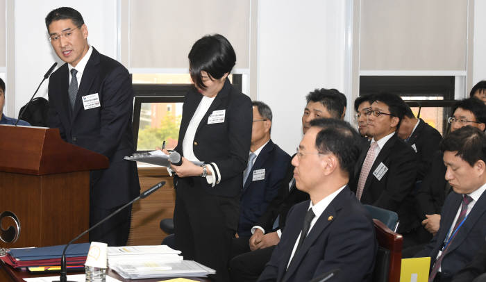 [2018국정감사]증인선서하는 황창규 KT 회장