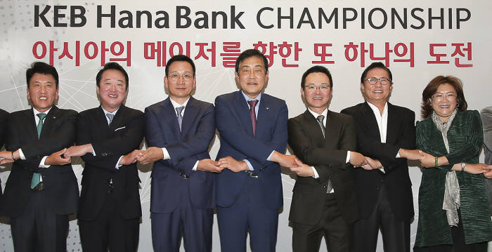 지난 10일, 인천 파라다이스시티 호텔에서 열린 LPGA KEB하나은행 챔피언십 갈라파티 리셉션장에 모인 내외 귀빈이 내년부터 시작될 아시안 LPGA 시리즈(가칭) 런칭에 뜻을 모으는 의미를 담아 기념촬영했다.