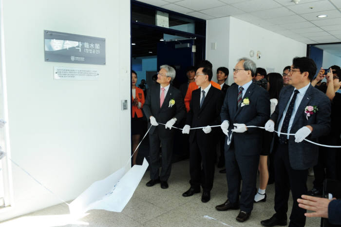 한국기술교육대학교는 최근 학생창업지원센터 농수각을 개소했다. 사진은 김기영 기술교육대학교 총장과 대학 관계자들이 농수각 현판식을 진행하는 모습. 사진출처=한국기술교육대학교