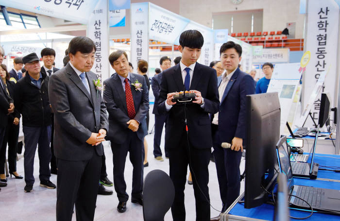 안현호 산업기술대학교 총장이 대학과 기업이 공동 개발해 산업부 장관상을 수상한 제품을 관람하고 있다.