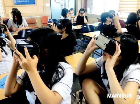 학생들이 마블러스 VR 콘텐츠를 통해 미래 직업을 체험하는 모습