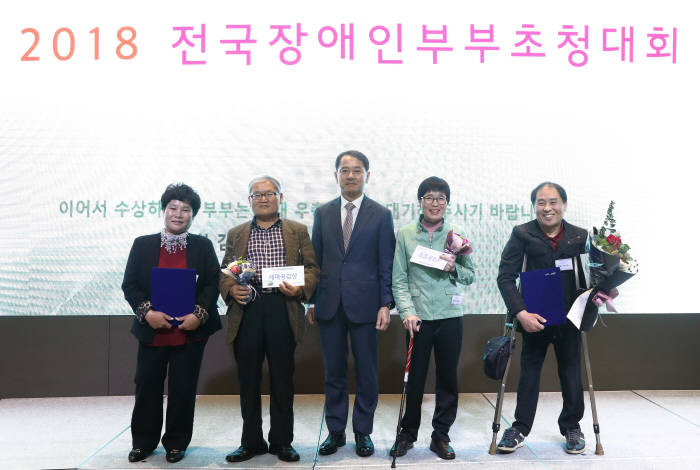 원기찬 삼성카드 대표(왼쪽 세번째)가 시상식 후 수상자들과 기념촬영했다.