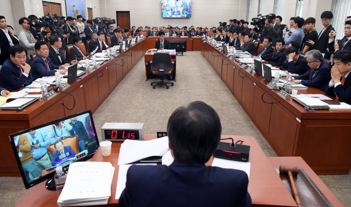 [2018 국정감사]김종갑 한전 사장 "산업용 경부하 요금제 개선 필요"...탈원전 공방 '쳇바퀴'