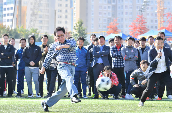 유영민 과학기술정보통신부 장관이 시축을 했다. 박지호기자 jihopress@etnews.com