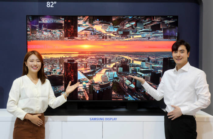 24일 코엑스에서 개막한 IMID 2018에서 삼성디스플레이 신입사원 모델들이 82인치 8K LCD 제품을 소개하고 있다. (사진=삼성디스플레이)