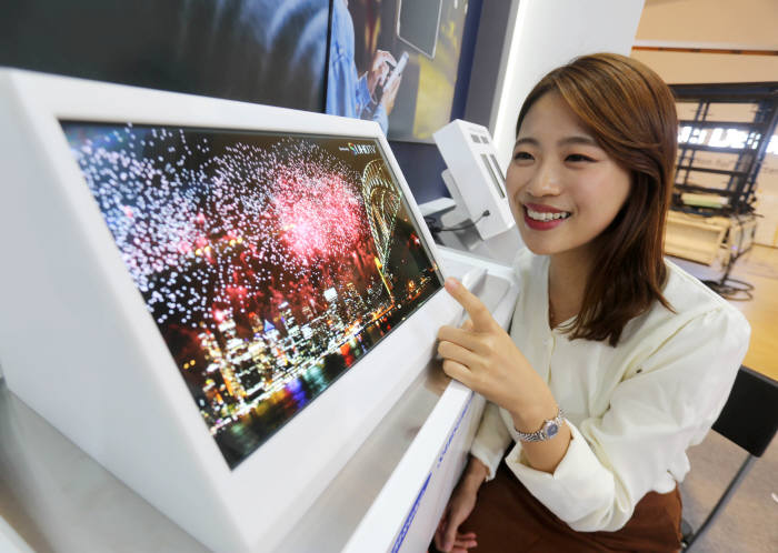 삼성디스플레이가 공개한 15.6인치 IT용 UHD OLED. (사진=삼성디스플레이)