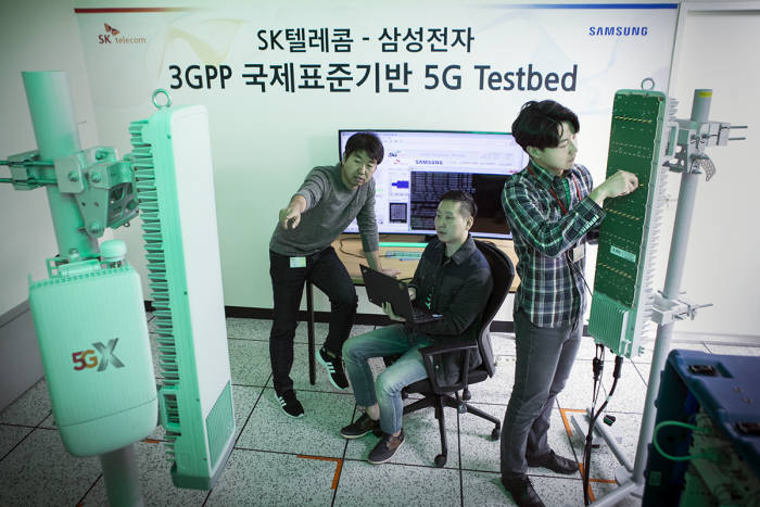 SK텔레콤이 강남과 안산에서 5세대(5G) 이동통신을 상용화한다. SK텔레콤이 삼성전자 장비로 5G 퍼스트콜에 성공하는 모습.