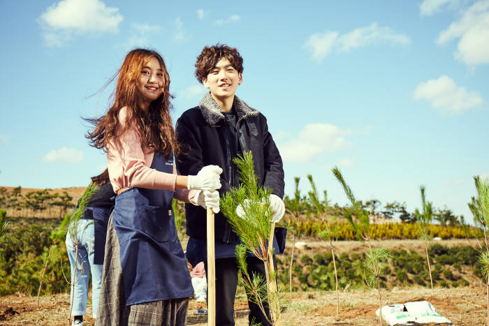 27일 7호 한화 태양의 숲 조성 행사에 참여한 태양의 숲 원정대가 나무를 심고 있는 모습. [자료:한화그룹]