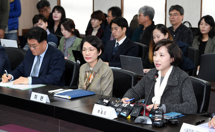 제1회 유아교육 공공성 강화 추진단 합동점검회의가 28일 서울 여의도 교육시설재난공제회에서 열렸다. 유은혜 사회부총리 겸 교육부 장관이 회의장에 들어서고 있다. 유은혜 사회부총리 겸 교육부 장관이 참석자들과 인사하고 있다. 유은혜 사회부총리 겸 교육부 장관이 모두발언을 하고 있다. 이동근기자 foto@etnews.com