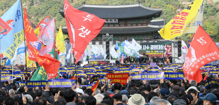 카카오의 카풀 서비스에 반대하는 전국 택시산업 종사자들이 18일 서울 광화문 광장에서 택시 생존권 사수 결의대회를 열었다. 집회 참가자들이 카풀 서비스에 반대하는 내용의 피켓을 들고 구호를 외치고 있다. 이동근기자 foto@etnews.com