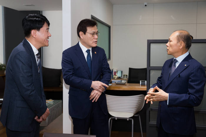 최종구 금융위원장(가운데)이 29일 오전 전주시 완산구 전북은행 따뜻한 금융 클리닉 센터를 방문해 임용택 전북은행장(오른쪽)으로부터 지역금융 현황을 듣고 있다.