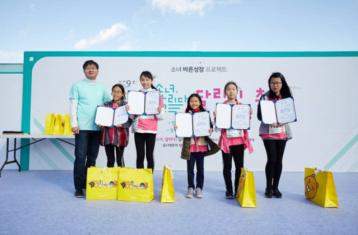 유영철 현대해상 부장(왼쪽 첫 번째)과 축제에 참여한 학생들이 시상식 후 기념촬영했다.