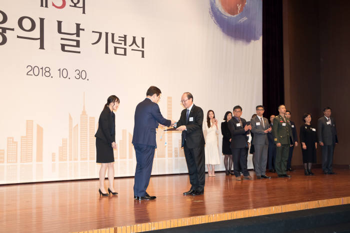 JB금융그룹 전북은행(행장 임용택)이 30일 제3회를 맞이하는 금융의 날 서민금융 지원에 기여한 공로로 국무총리 표창을 수상했다. 최종구 금융위원장(왼쪽부터)이 진영찬 전북은행 부행장에게 표창을 수여하고 있다.