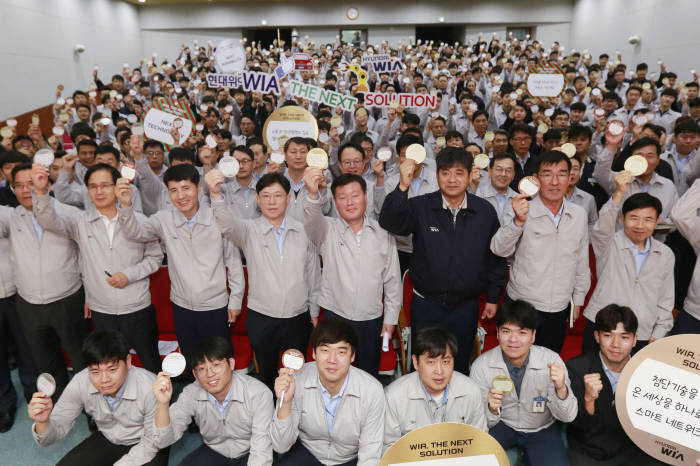 김경배 현대위아 사장(두번째 줄 오른쪽 네번째)과 손성환 현대위아 노동조합 지회장(두번째 줄 오른쪽 세번째) 등 현대위아 임직원들이 1일 경남 창원시 성산구 현대위아 본사 대강당에서 열린 비전 결의 대회에서 각자의 미래 비전을 적은 비전카드를 들어 보이고 있다. (제공=현대위아)