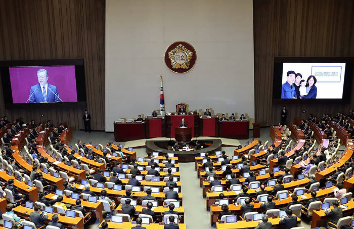 문재인 대통령이 1일 오전 국회에서 열린 2019년 예산안 시정연설을 하고 있다.<사진:청와대>