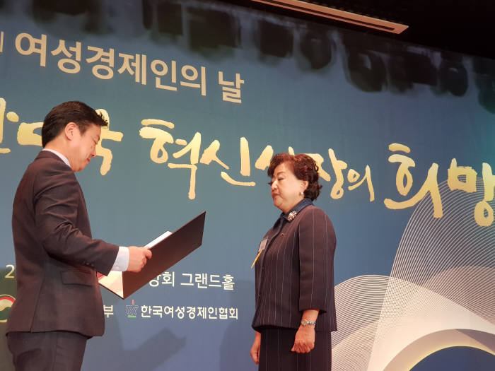 중소벤처기업부와 한국여성경제인협회는 2일 여의도 중소기업중앙회에서 제22회 여성경제인의 날 기념행사를 개최했다. 홍종학 중기부 장관(왼쪽)이 박윤경 케이케이(KK) 대표에게 금탑산업훈장을 시상했다.(사진:박정은 기자)