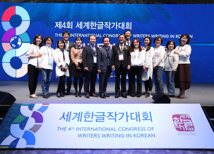 동서식품, '동서문학상' 수상자와 세계한글작가대회 참관