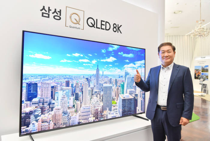 한종희 영상디스플레이 사업부장(사장)이 QLED 8K TV를 소개하고 있다. 박지호기자 jihopress@etnews.com