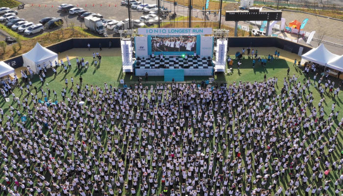 지난 10일 부산 기장-현대차 드림볼파크에서 열린 아이오닉 롱기스트 런 페스티벌에서 참가자들이 7km 단체 러닝에 앞서 몸을 풀고 있는 모습. (제공=현대자동차)