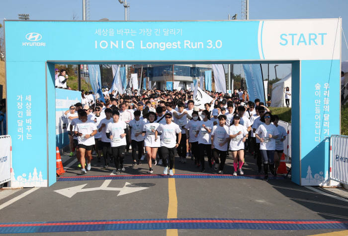 지난 10일 부산 기장-현대차 드림볼파크에서 열린 아이오닉 롱기스트 런 페스티벌에서 7km 단체 러닝에 참가한 사람들의 모습. (제공=현대자동차)