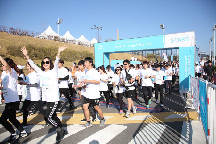 지난 10일 부산 기장-현대차 드림볼파크에서 열린 아이오닉 롱기스트 런 페스티벌에서 7km 단체 러닝에 참가한 사람들의 모습. (제공=현대자동차)