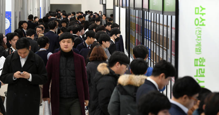 삼성 협력사 채용한마당이 12일 서울 서초구 aT센터에서 열렸다. 행사에는 대덕전자, 피에스케이, 원익아이피에스, 덕산네오룩스 등 120개 우량 협력사가 참여했다. 구직자들이 채용게시판을 살펴보고 있다. ?이동근기자 foto@etnews.com