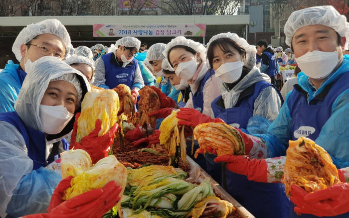 삼성전기 임직원들이 연말 사랑의 김장 담그기 봉사활동을 하고 있다. (사진=삼성전기)