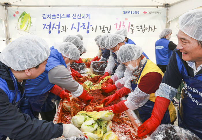 16일 삼성전자 임직원들이 대한적십자와 함께 경기 수원시에 위치한 아동보육시설 경동원에서 김치플러스 김장축제를 열고 김치를 담그고 있다.