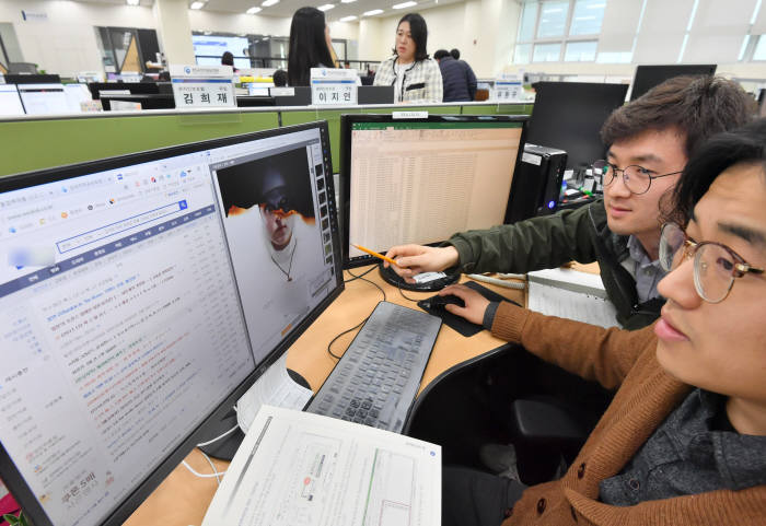 서울 상암동 한국저작권보호원 온라인 보호팀에서 웹하드상의 불법 저작물 모니터링을 하고 있다. 박지호기자 jihopress@etnews.com