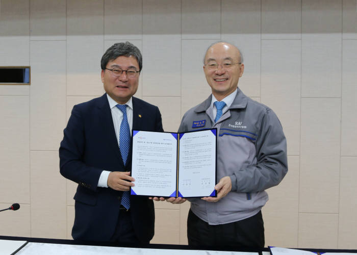 김조원 KAI 대표(오른쪽)와 이상직 중소기업진흥공단 이사장이 대중소기업 동반성장을 위한 업무협약을 체결했다.