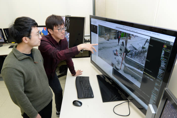 ETRI 연구진이 시각지능 기술을 이용한 쓰레기 투기 탐지 결과를 분석하고 있다.