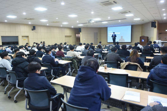 조선대 태양열 기반 계간축열 시스템 최적화 기술 고급트랙 에너지인력양성사업단은 한국에너지공단 광주전남지역본부와 공동으로 20일 오후 2시 조선대 입석홀 3층 세미나실에서 신재생에너지 청년 창업스쿨 및 취업설명회를 개최했다.