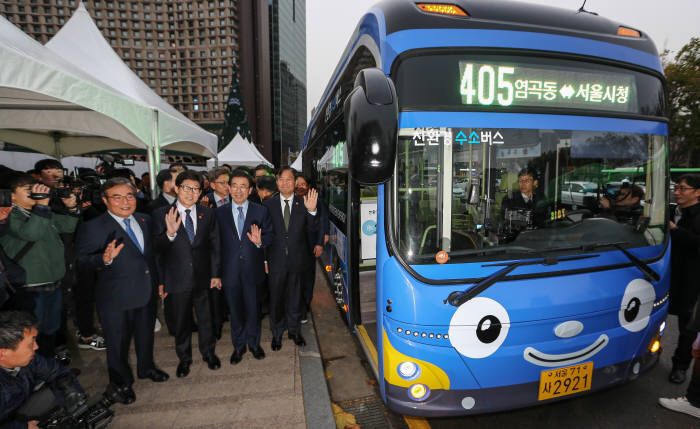 21일 서울광장에서 이병훈 광주시 문화경제부시장(왼쪽부터), 조명래 환경부 장관, 박원순 서울시장, 성윤모 산업부 장관 등이 수소전기버스를 시승하고 있다.