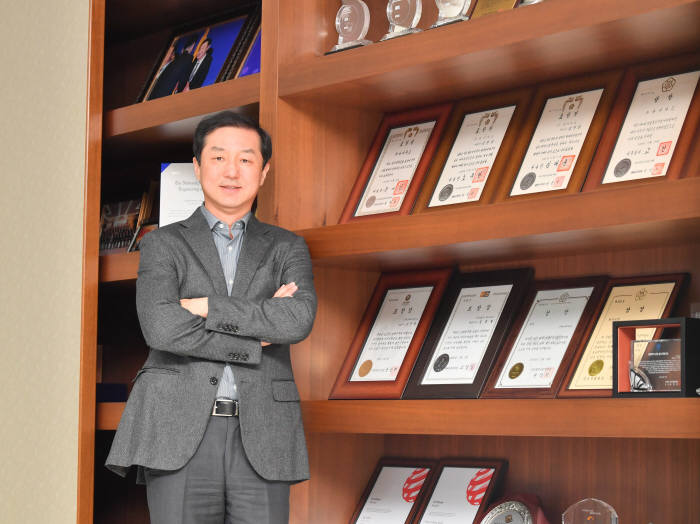 김승규 전자자동차유통부장(오른쪽)이 김영달 아이디스홀딩스 대표의 도전과 경영철학을 들어봤다.
