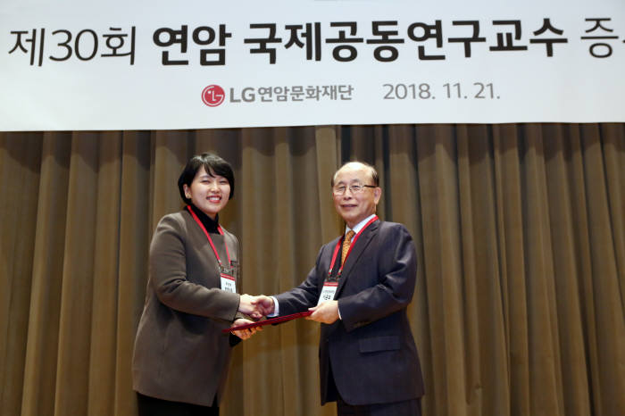 이문호 LG연암문화재단 이사장(오른쪽)이 21일 여의도 LG트윈타워에서 열린 제30회 연암 국제공동연구교수 증서수여식에서 이지은 교수(부산대)에게 증서를 전달하고 있다.